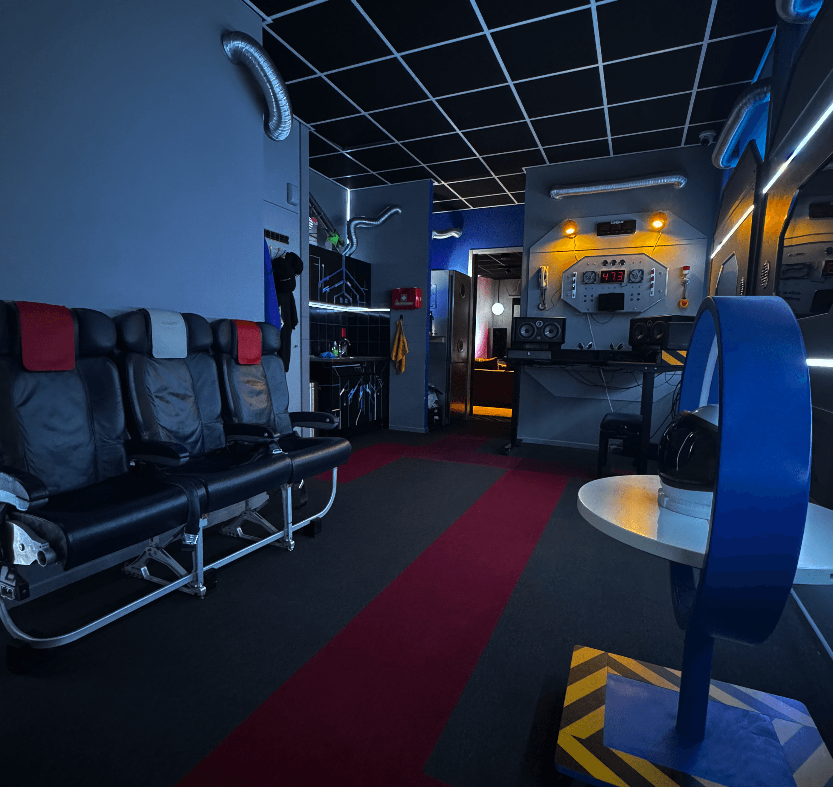 Ruimteschip-achtige entree van Londam Studio in Amsterdam-West